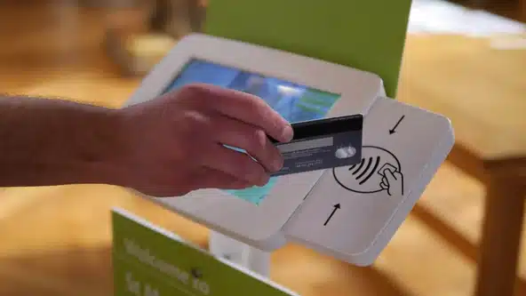 Contactless terminal in use